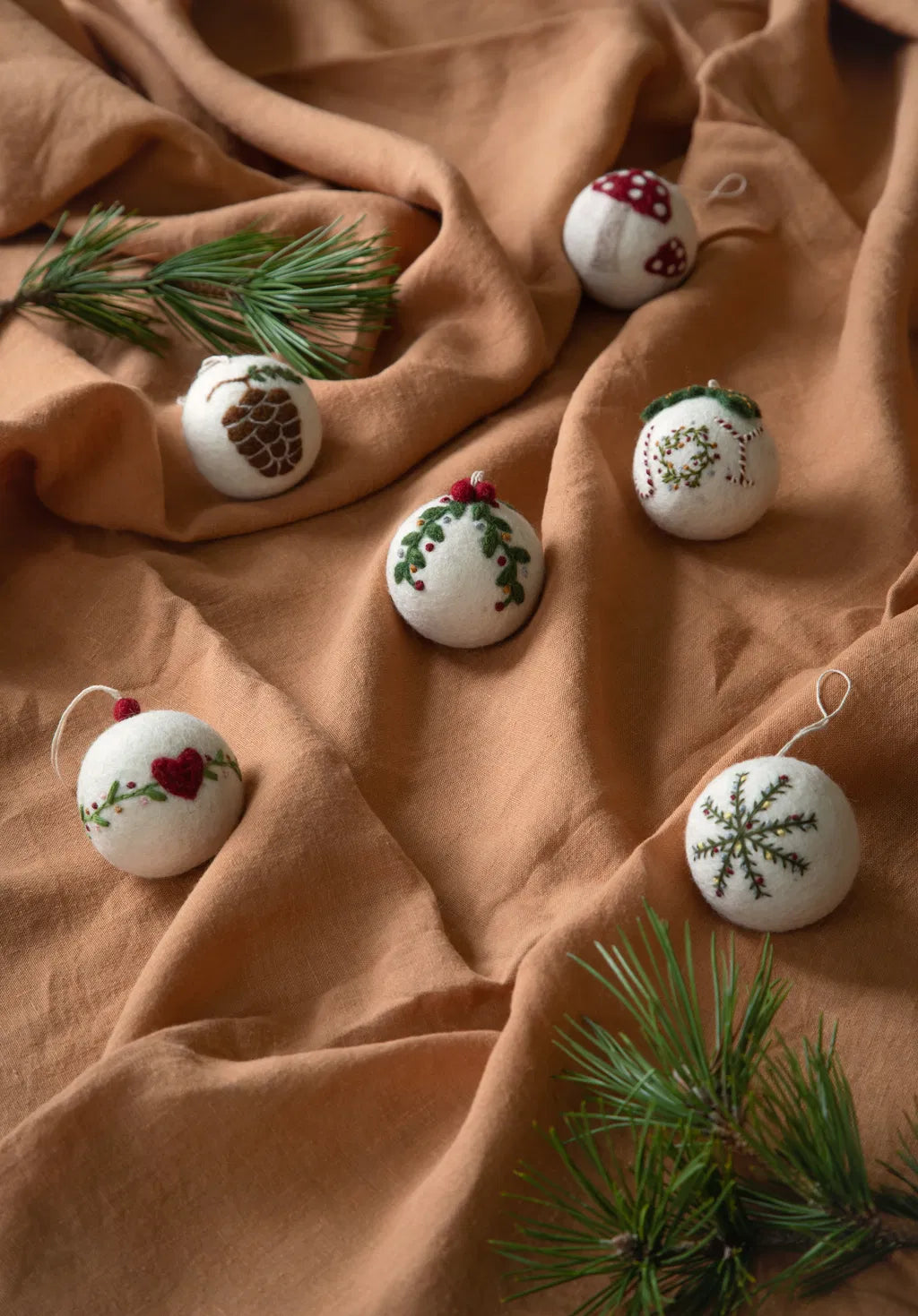 Tannenbaumkugel/ Kugel aus Filz mit Girlande - Filzanhänger