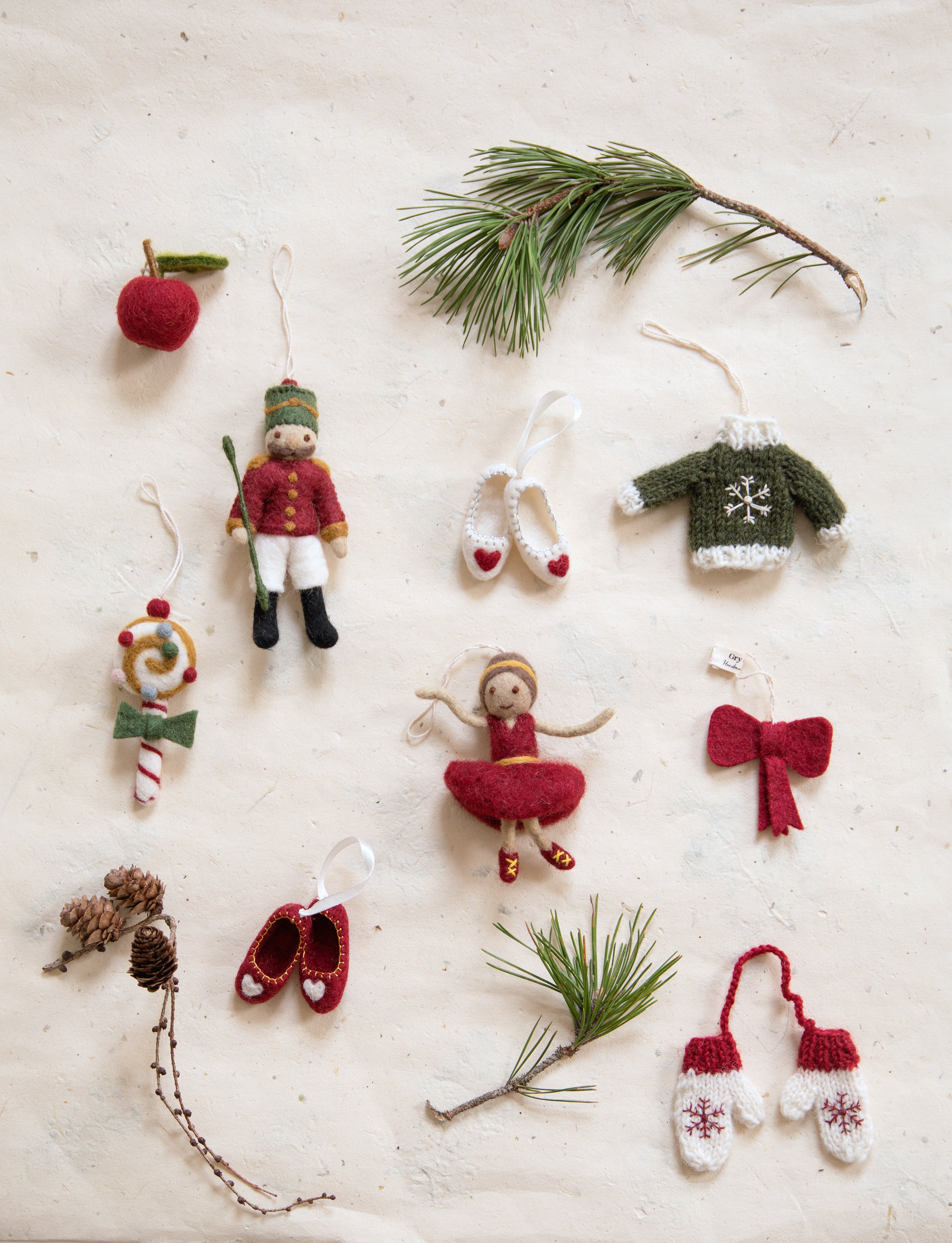 Ballerinas mit Herz - Rot mit goldener Stickerei, Filz Anhänger - rot