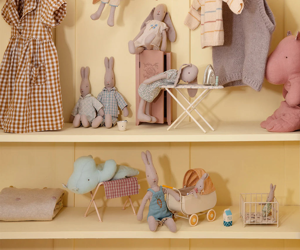 Hase, Größe 2 - Junge mit Latzhosen/ Pyjama mit Karottenstickerei - 31 cm