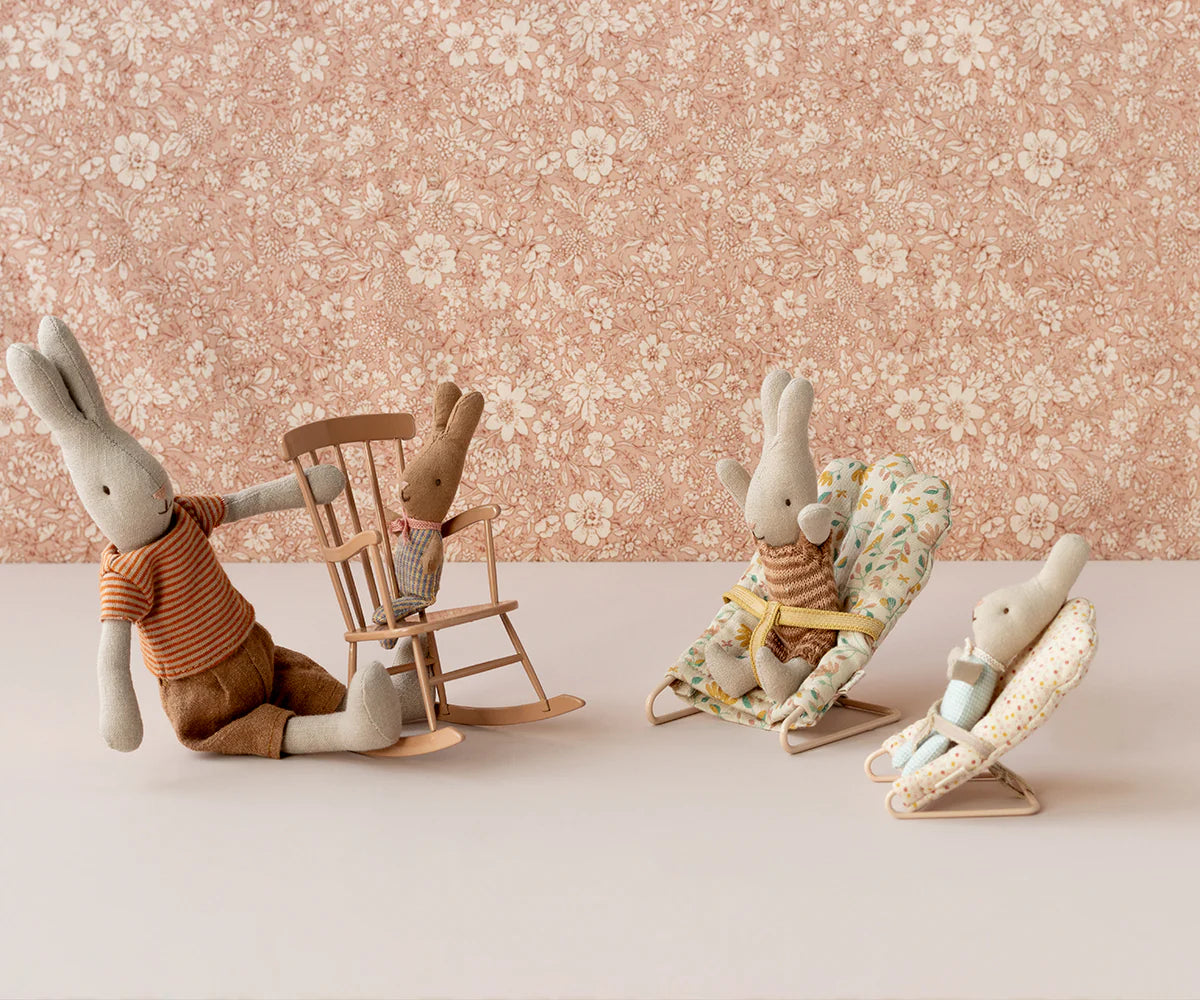 Hase, Größe 1 - Junge mit organe, gestreiftem Shirt und stylischer Hose - 24 cm