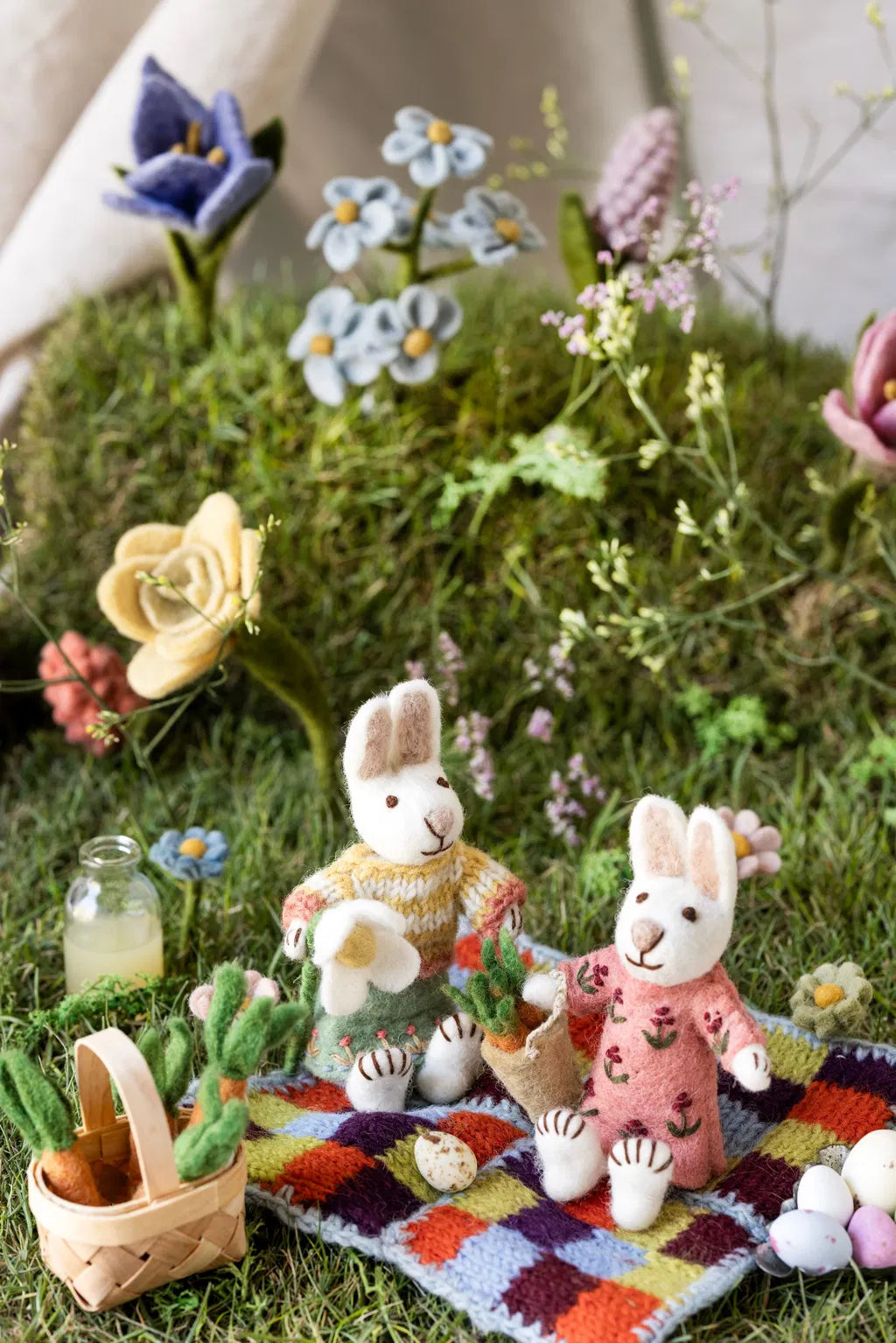 Filzhase weiß gestricktem Pulli, Rock und einer Margeriten Blüte - 12 cm