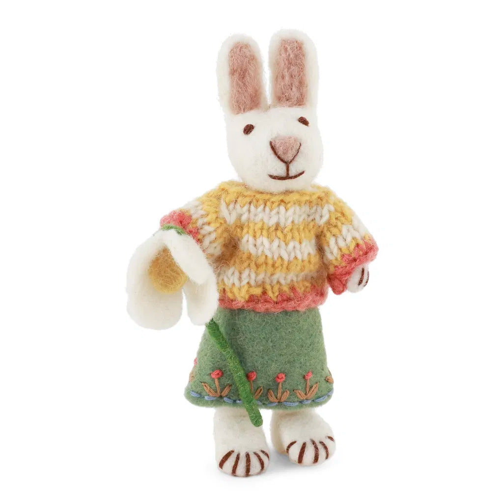 Filzhase weiß gestricktem Pulli, Rock und einer Margeriten Blüte - 12 cm