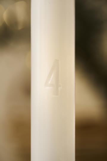 Adventskerze 1-4 Schachtel mit 4 Kerzen geprägten Zahlen, Stearin - weiß