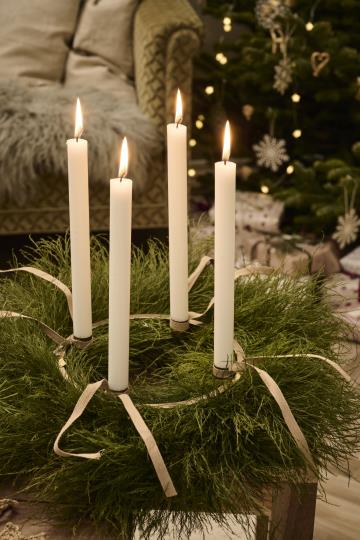 Adventskerze 1-4 Schachtel mit 4 Kerzen geprägten Zahlen, Stearin - weiß
