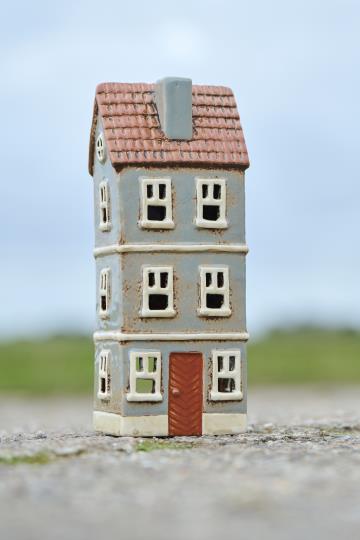 Lichthaus/ Haus für Teelicht, Visby My Home Town rostfarbige Tür - H: 23 cm