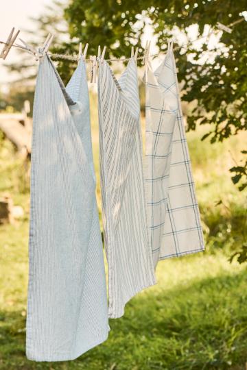 Geschirrtuch Charlie mit dünnen dunkelblauen Streifen