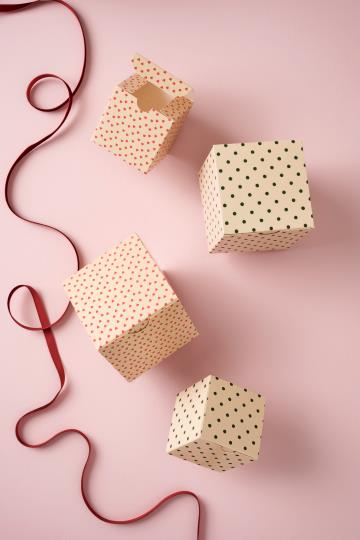 Faltschachtel mit grünen Pünktchen, Geschenkebox, Papier - 10,2 cm