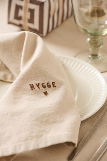 Stoffserviette Tradition mit "Hygge" Stickerei - leinenfarbig