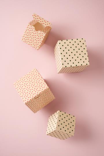 Faltschachtel mit grünen Pünktchen, Geschenkebox, Papier - 10,2 cm