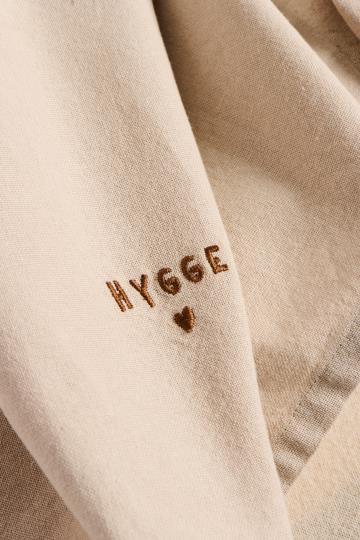 Stoffserviette Tradition mit "Hygge" Stickerei - leinenfarbig