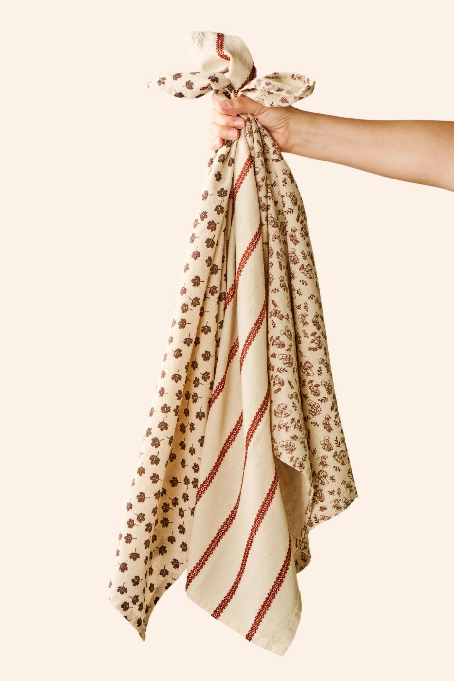 Geschirrtuch Birk natur mit braunen Blättern