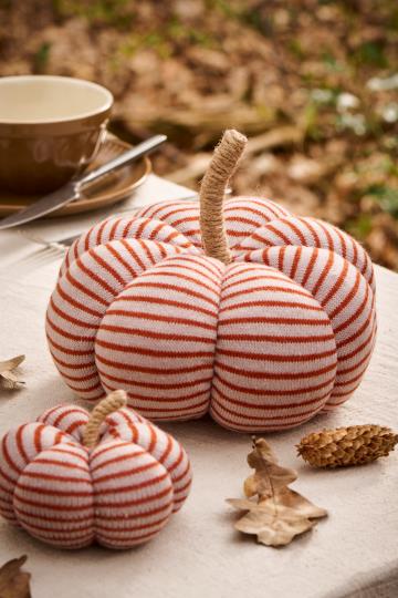 Kürbis/ Dekokürbis Stoff, beige mit rostfarbigen Streifen - 20 cm