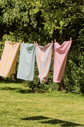 Geschirrtuch Linea mit hellrosa und himbeerfarbigen schmalen Streifen