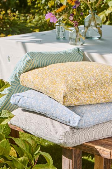 Boxkissenbezug Linea mit hellgrünen und blauen schmalen Streifen - 45 x 45 cm