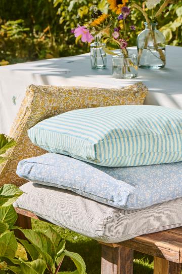 Boxkissenbezug Linea mit hellgrünen und blauen schmalen Streifen - 45 x 45 cm