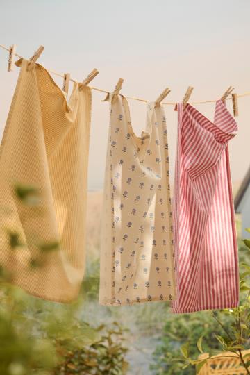 Geschirrtuch Linea mit hellrosa und himbeerfarbigen schmalen Streifen