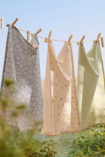 Geschirrtuch Ofelia natur mit rosa und gelben Blumen und Schmetterlingen