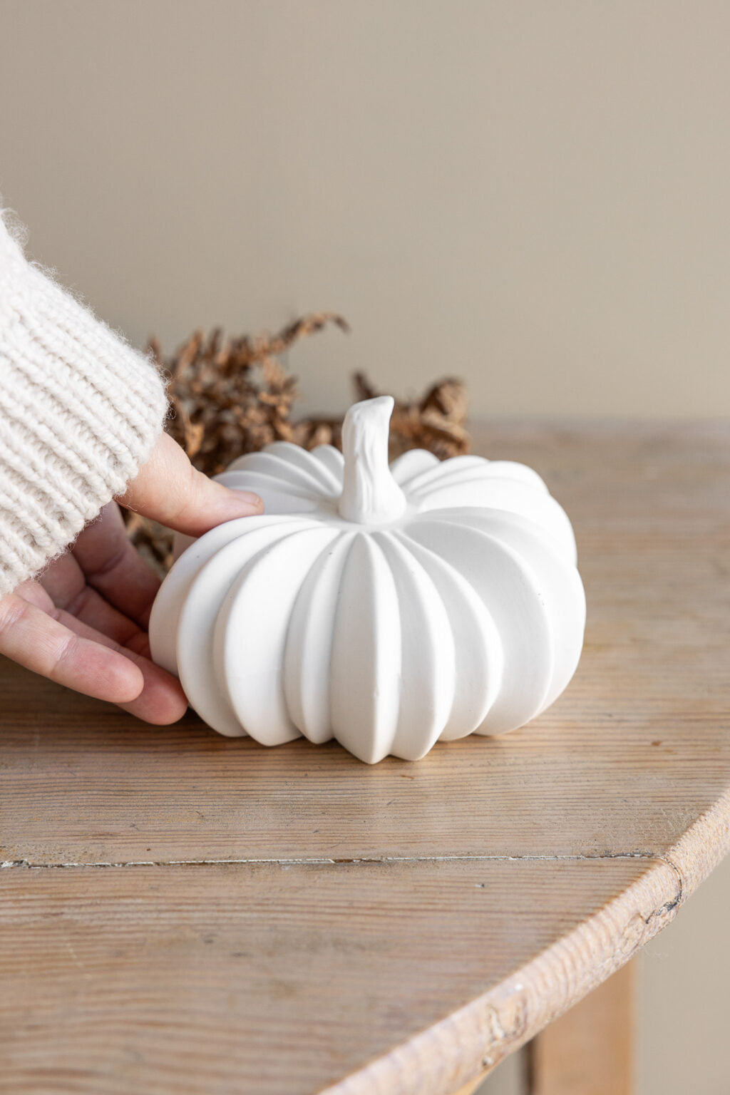 Kürbis Hovsjö aus Keramik, weiß - 14 cm