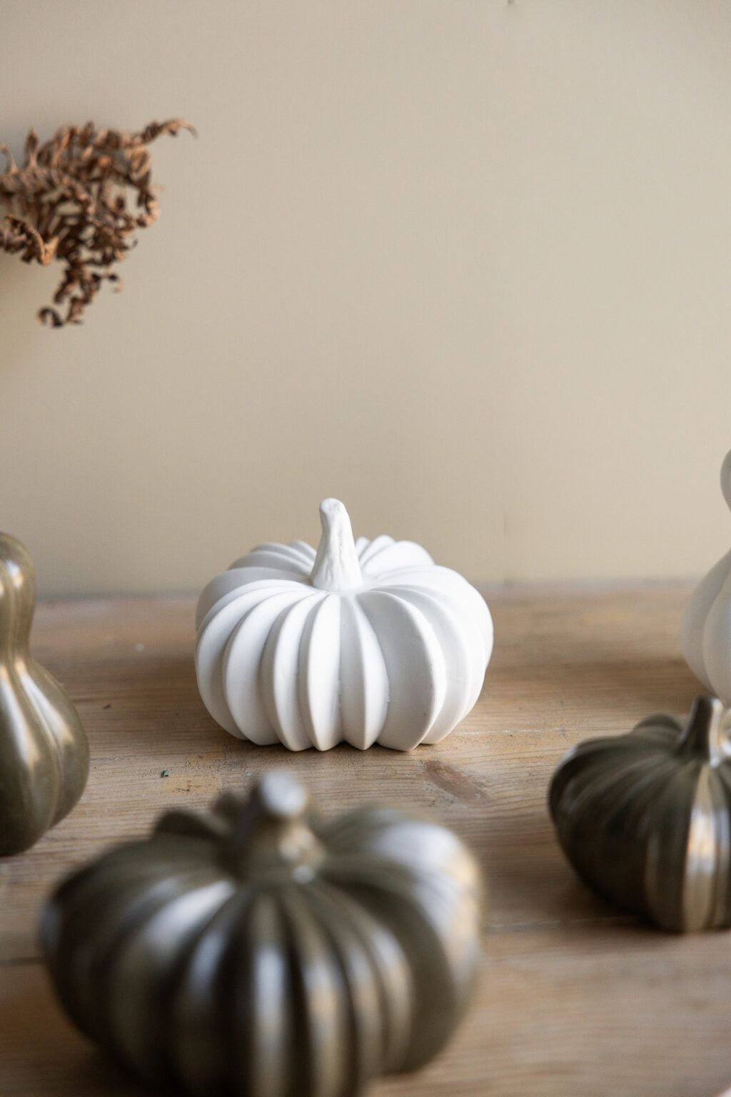 Kürbis Hovsjö aus Keramik, weiß - 14 cm