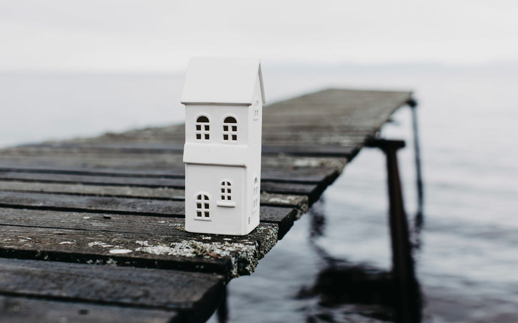 BYN NR. 5, Lichthaus/ Häuschen aus Keramik - white