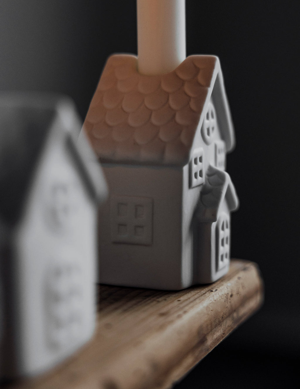 LJUSSTADEN NR 1, Kerzenhalter Häuschen aus Keramik - white