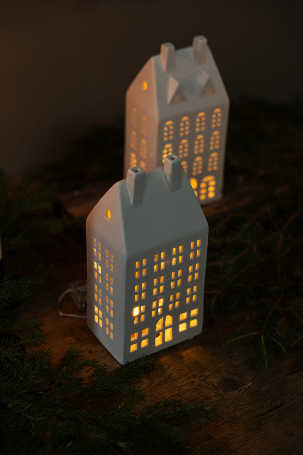 STORSTADEN NR 3, Lichthaus/ Häuschen aus Keramik - white