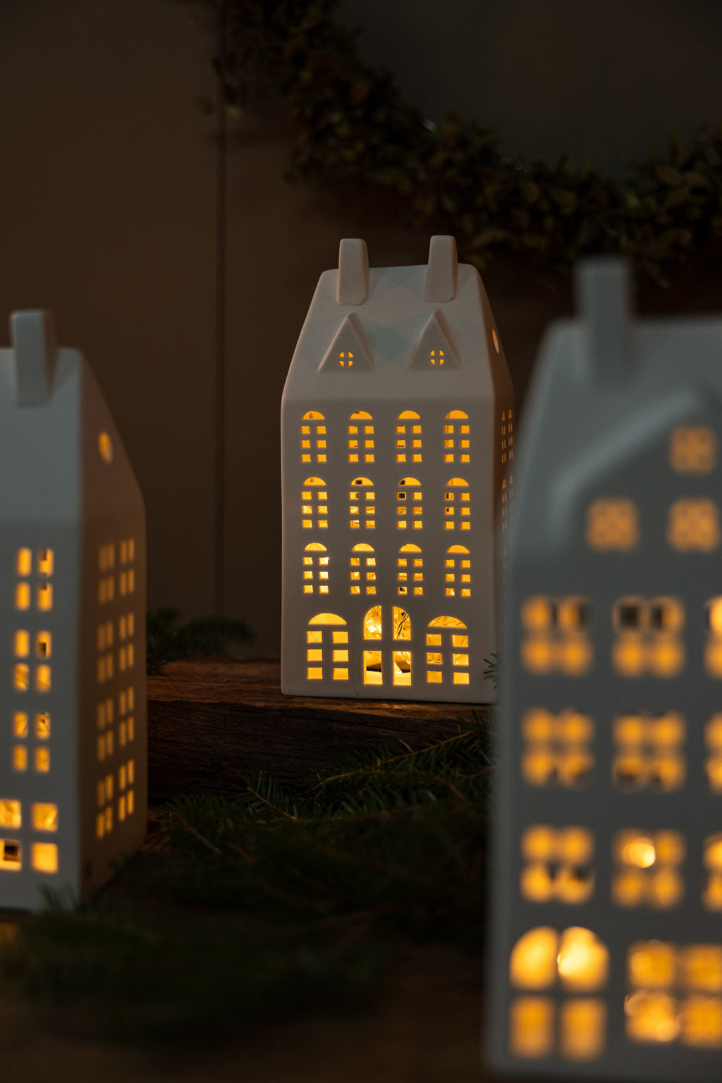 STORSTADEN NR 3, Lichthaus/ Häuschen aus Keramik - white