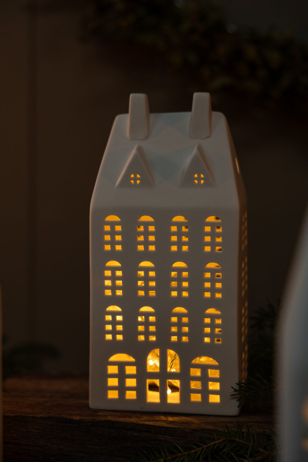 STORSTADEN NR 3, Lichthaus/ Häuschen aus Keramik - white