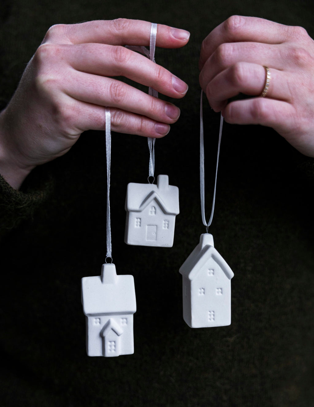 BYHUS NR 3, Anhänger Häuschen aus Keramik - white