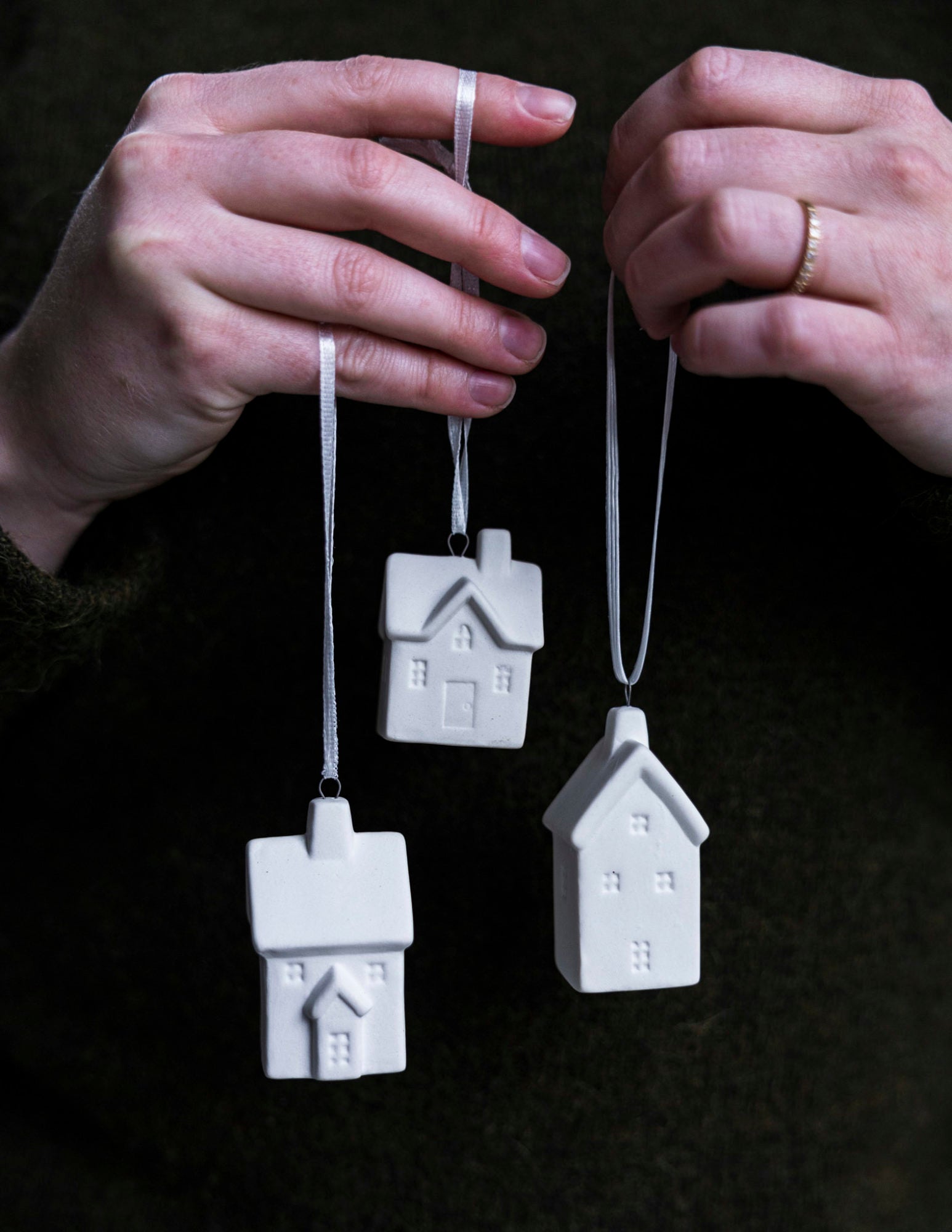 BYHUS NR 3, Anhänger Häuschen aus Keramik - white