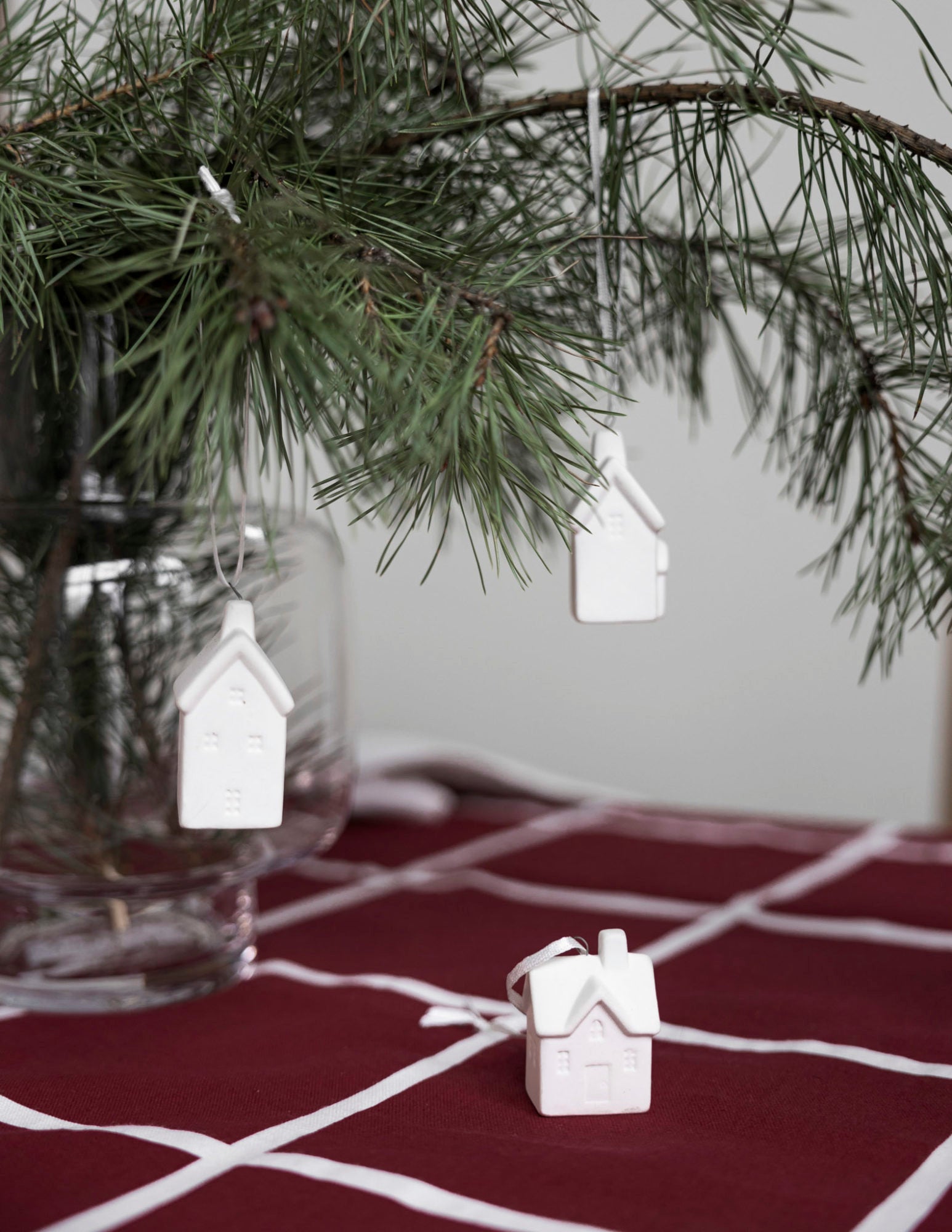 BYHUS NR 3, Anhänger Häuschen aus Keramik - white