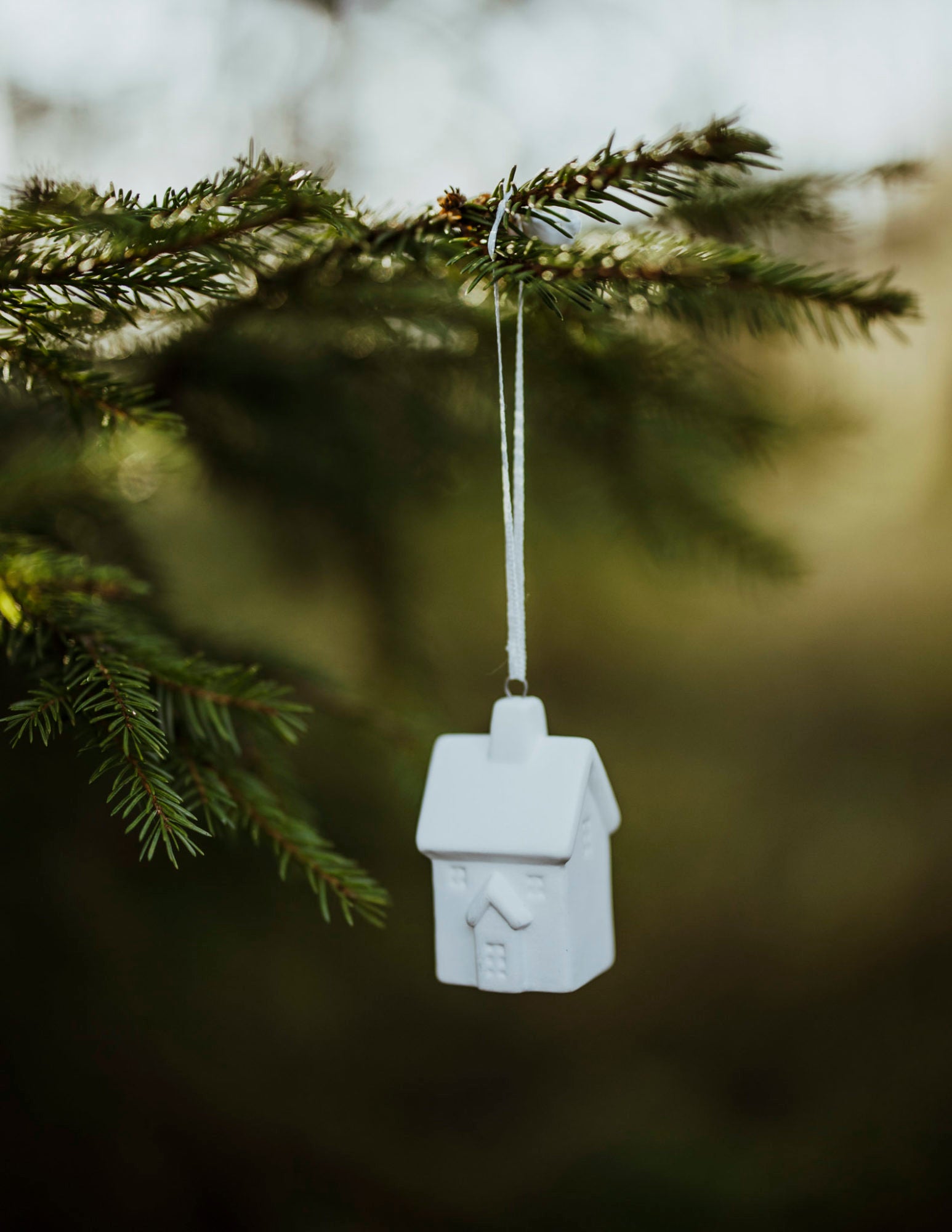 BYHUS NR 3, Anhänger Häuschen aus Keramik - white