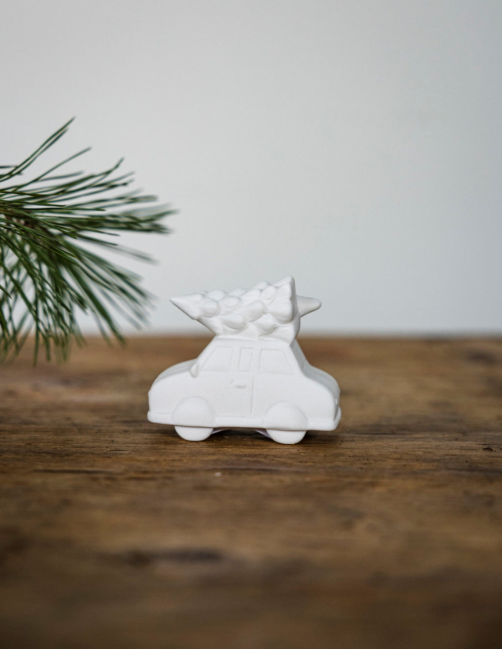 Hjulstad Auto/ Weihnachtsauto mit Tannenbaum, weiße Keramik