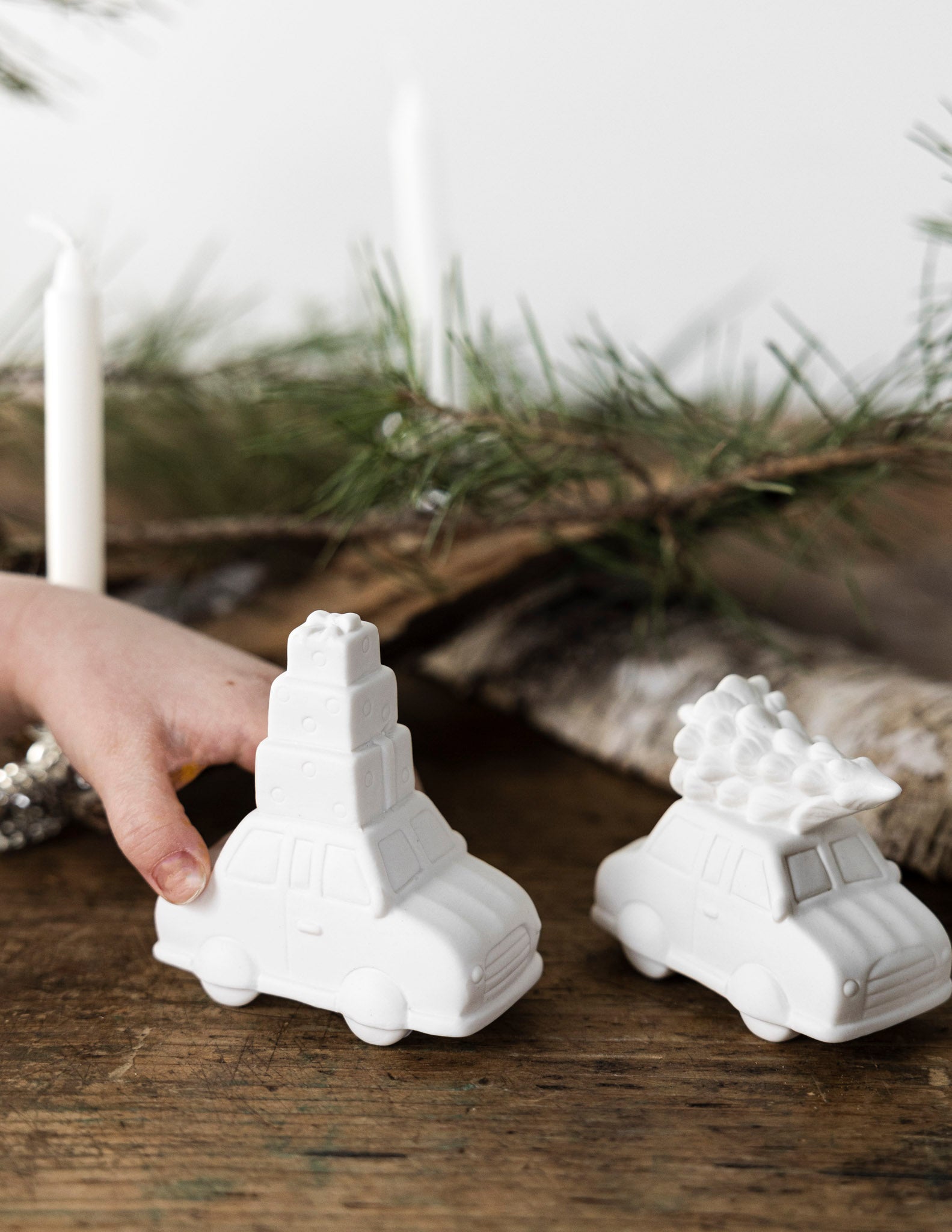 Hjulstad Auto/ Weihnachtsauto mit Geschenken, weiße Keramik