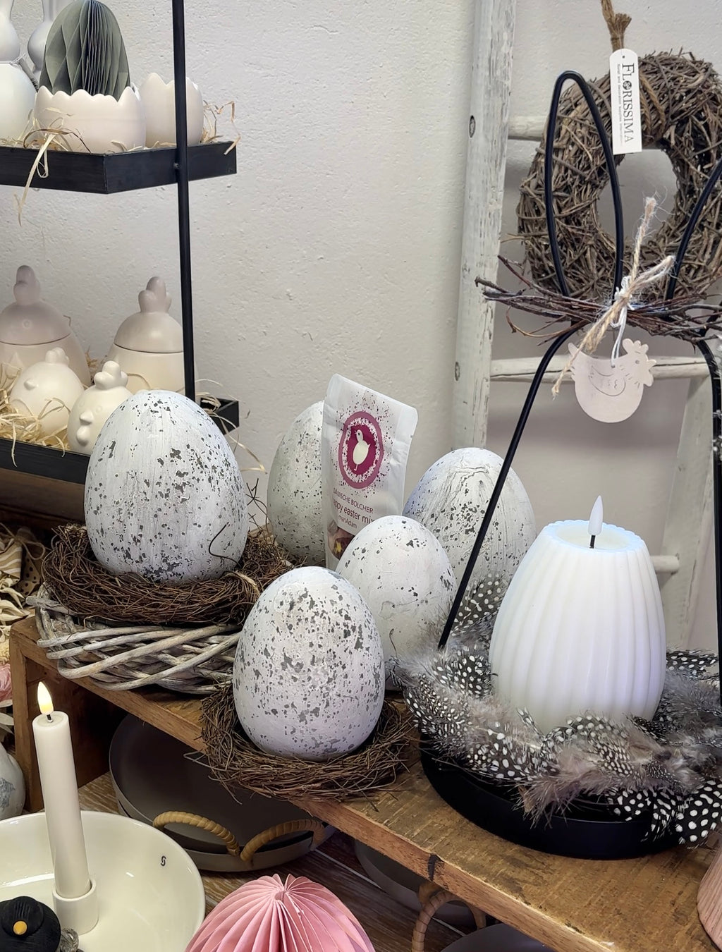 Kranz Perlhuhnfedern zum Hängen, natur -  Ø 22 cm