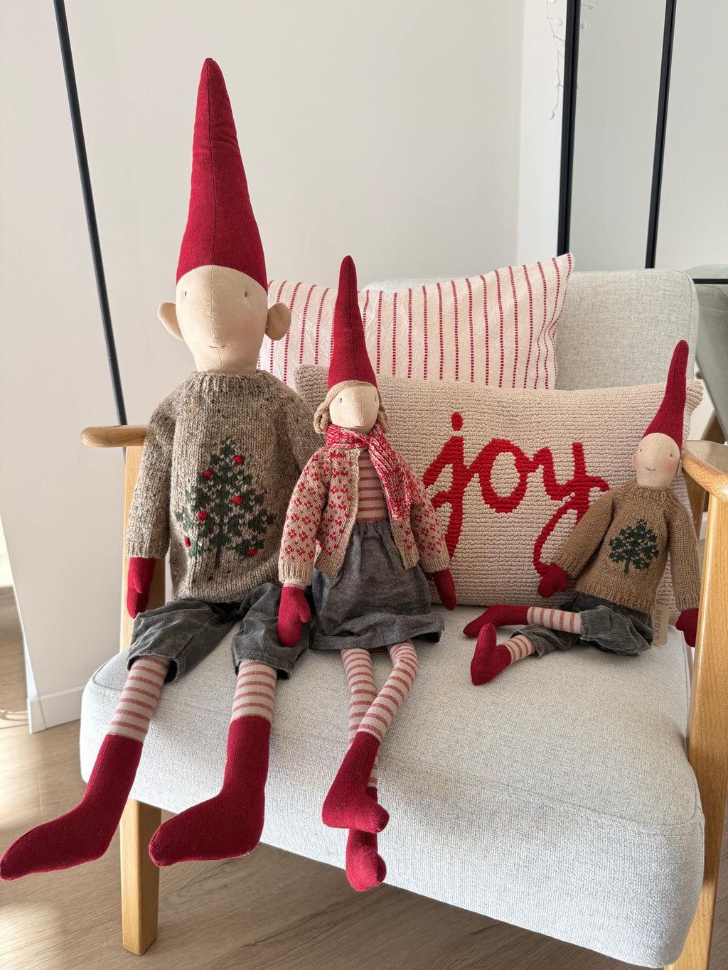 Wichtel Medium Pixy, Größe 3 - Junge mit Strickpullover Tannenbaum - 51 cm