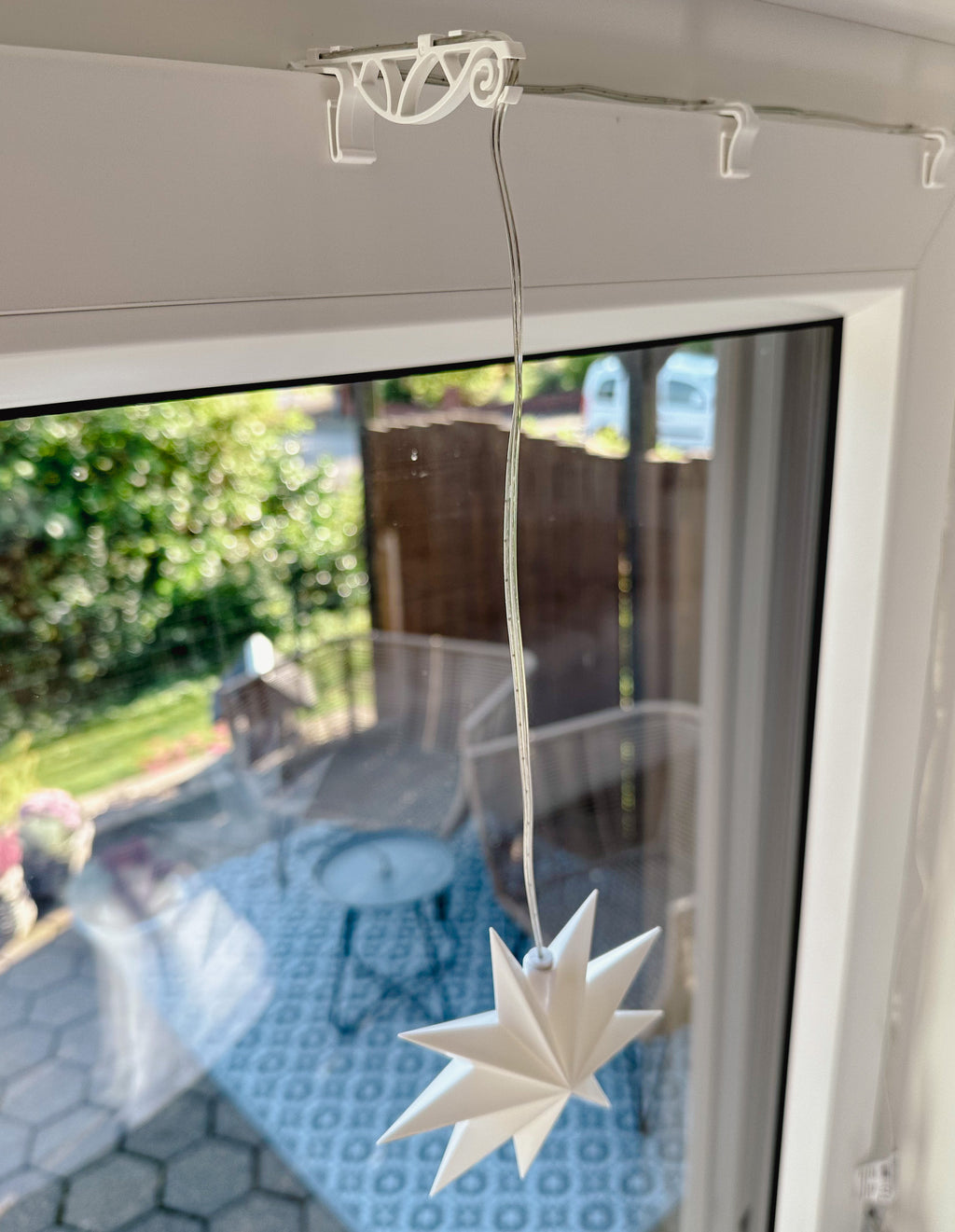 Fensterhalterung für Einzelsterne mit Kabelführung