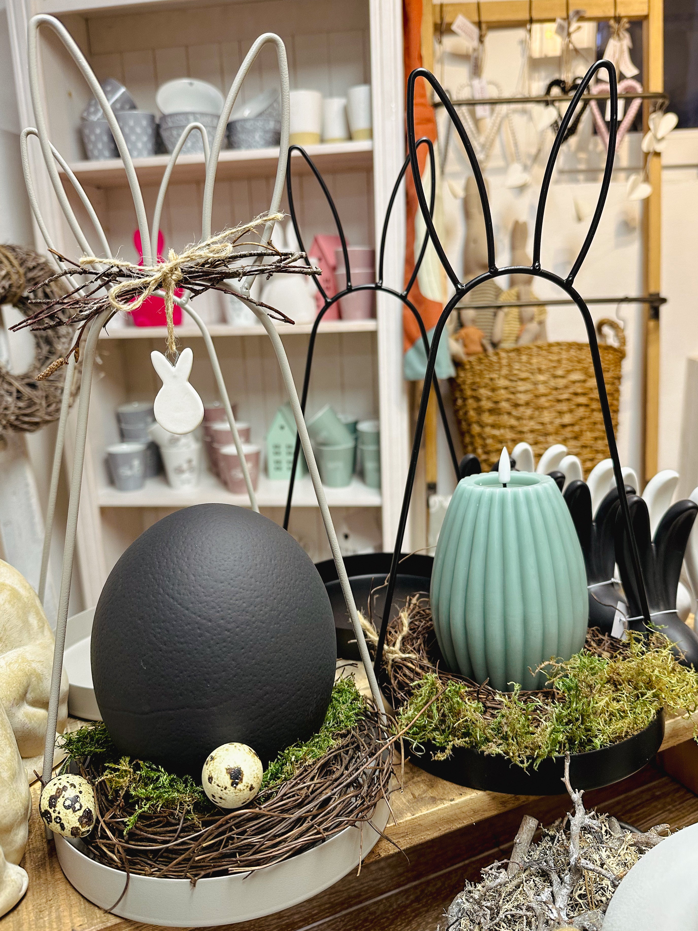 Tablett Metall/ Dekotablett mit Hasenohren, taupe - H: 39 cm