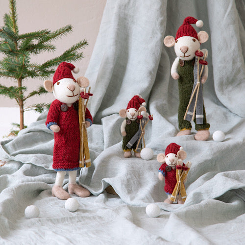 Weihnachtsmaus/ Filzmaus grau Mädchen mit Strickkleid und Ski - 12 cm
