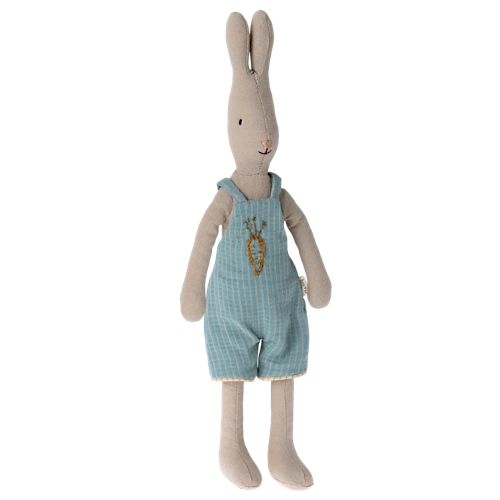 Hase, Größe 2 - Junge mit Latzhosen/ Pyjama mit Karottenstickerei - 31 cm