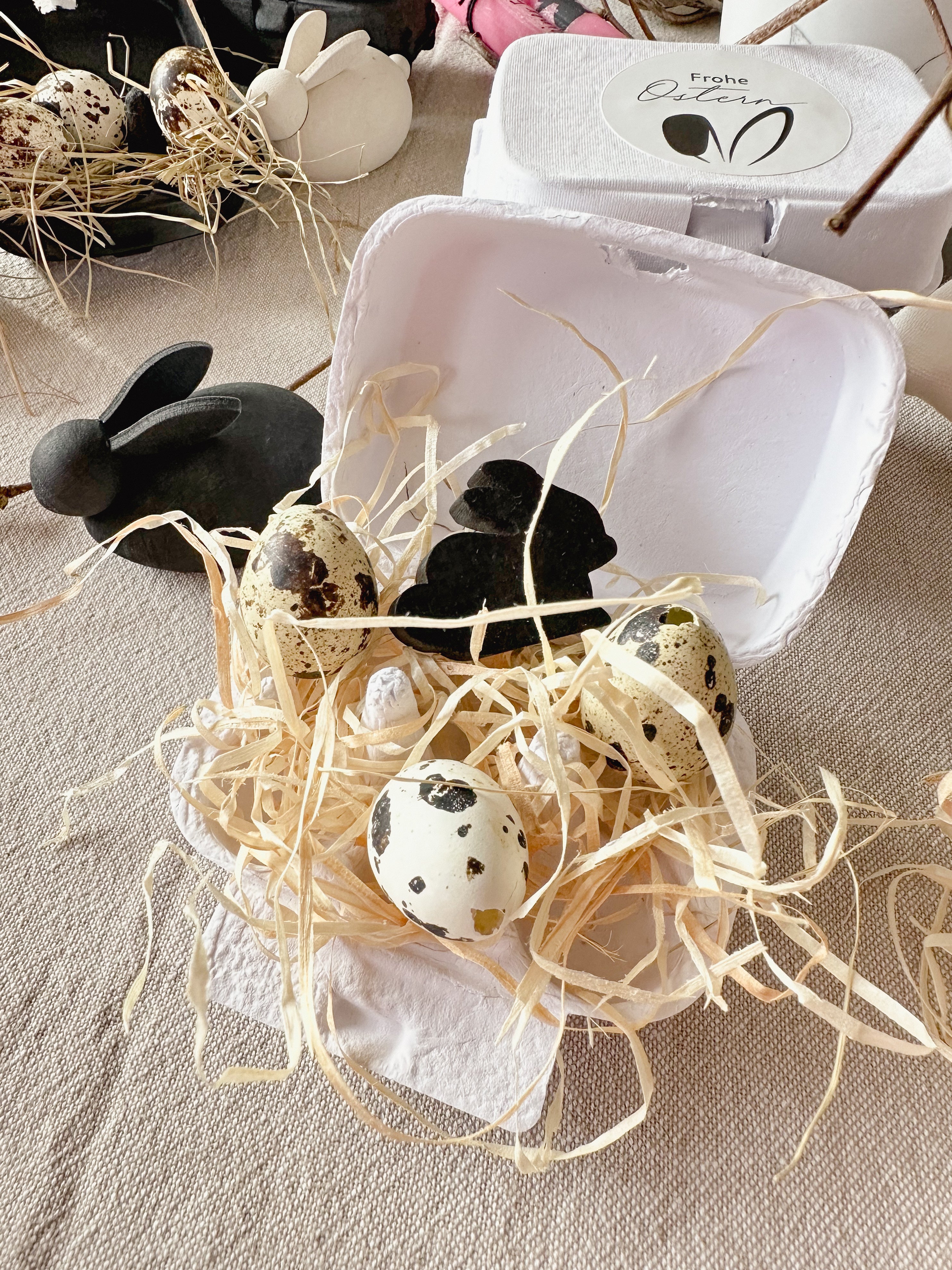 Wachteleierschachtel/ Eierkartons mit Aufkleber "Frohe Ostern" - 3er Set, weiß