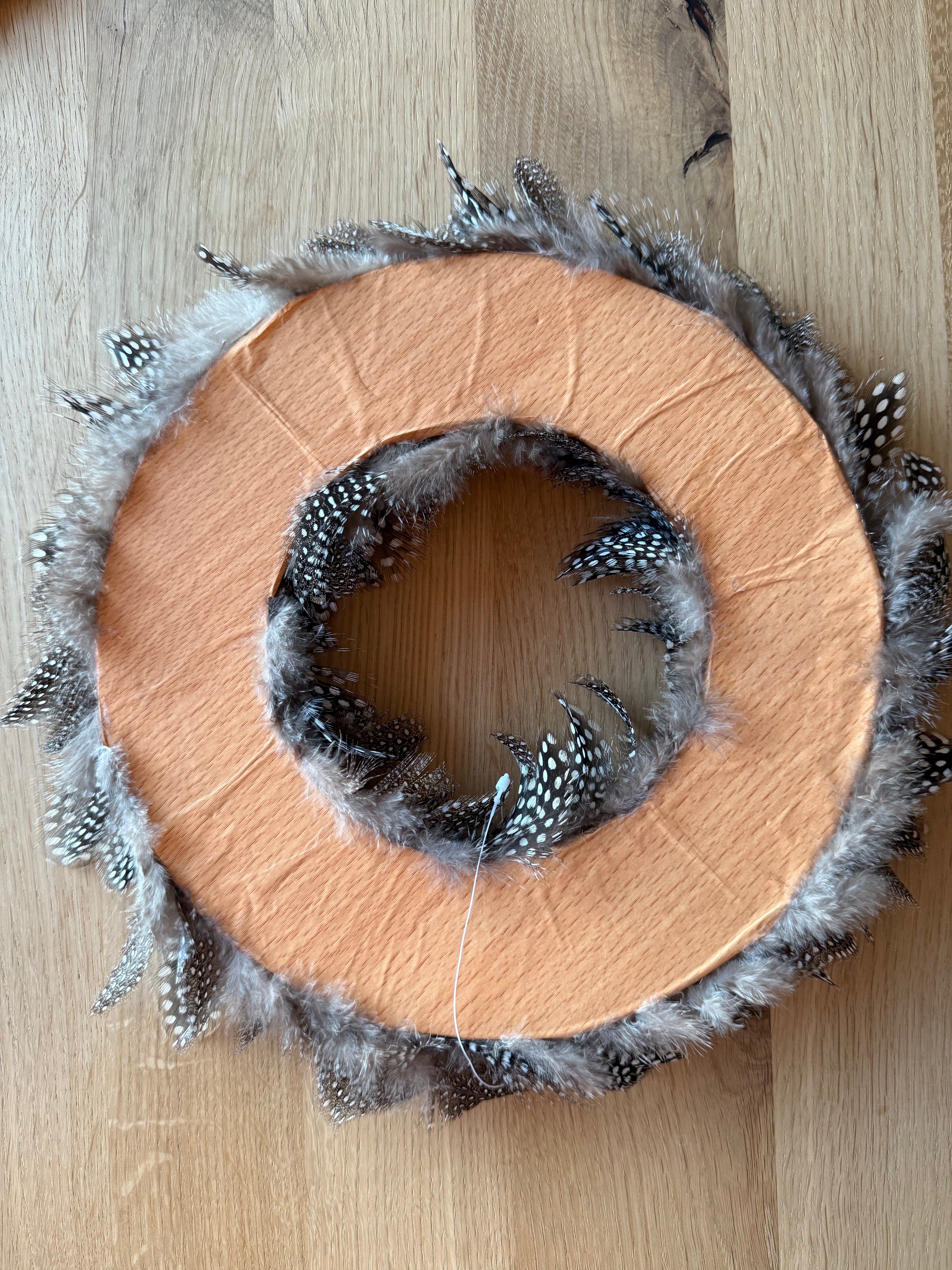 Kranz Perlhuhnfedern, einseitig, natur -  Ø 33cm