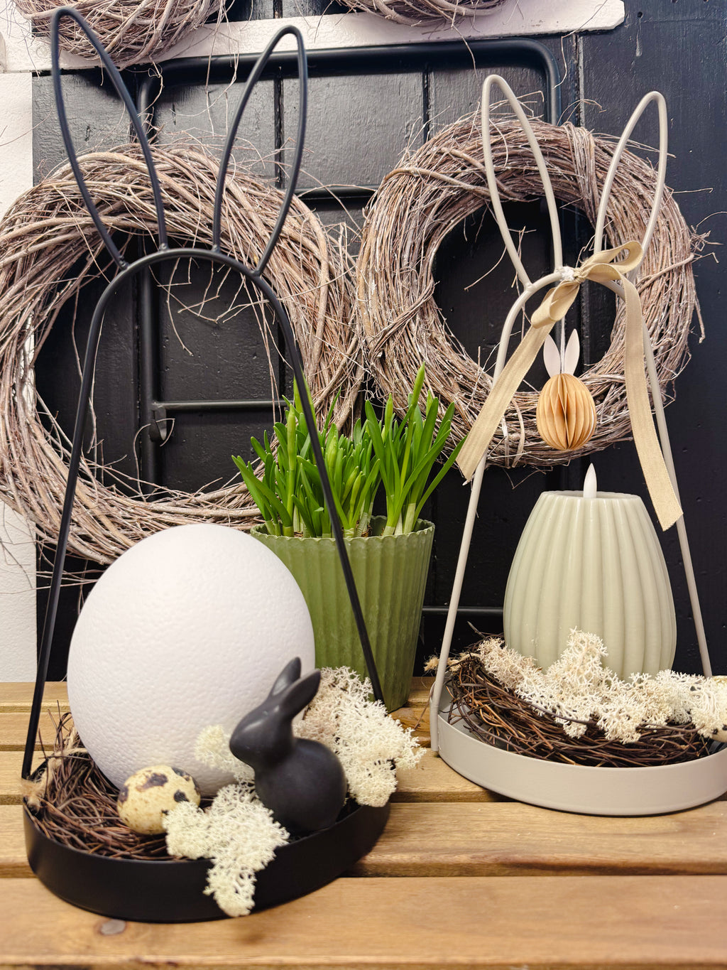 Tablett Metall/ Dekotablett mit Hasenohren, schwarz - H: 39 cm