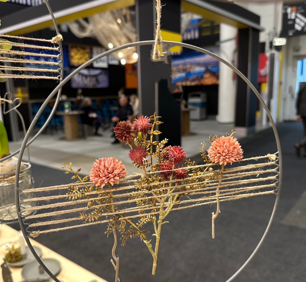 künstliche Blüten/ Kunstblume mit kleine Blüten und Blätter  - creme/ rose´