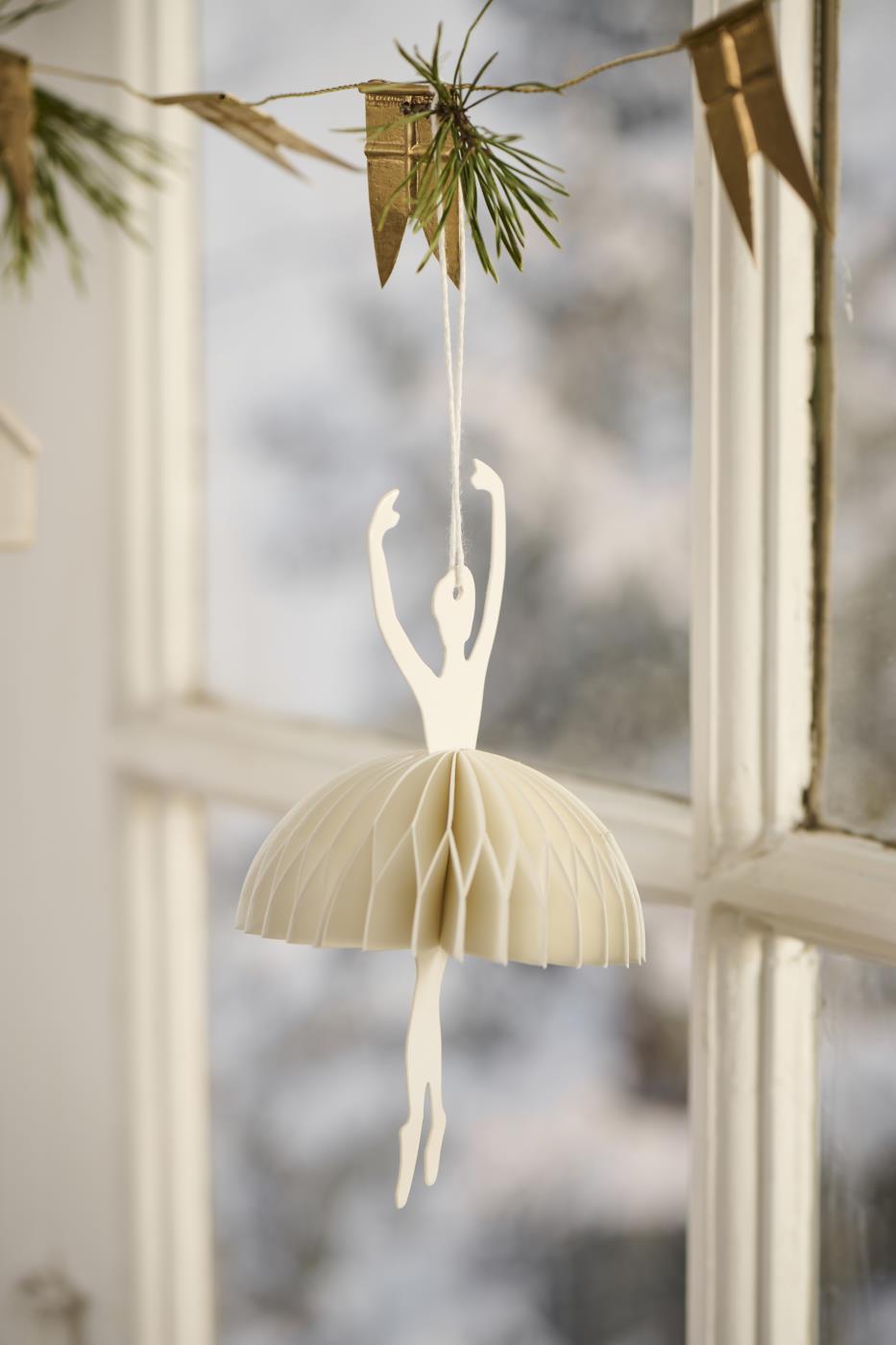 Scherenschnitt Ballerina in Relevéposition - weiß