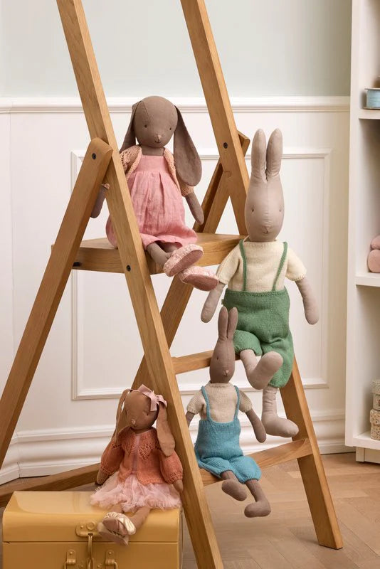 Maileg Hase, Größe 5 - Junge mit Strickhemd und Overall - 70 cm
