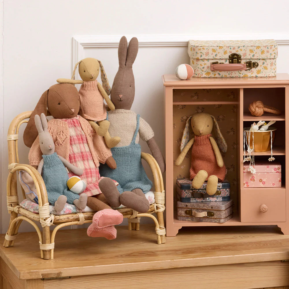 Hase/ Maileg Kaninchen Größe 3 - Junge mit gesticktem Hemd und Overall, braun - 49cm