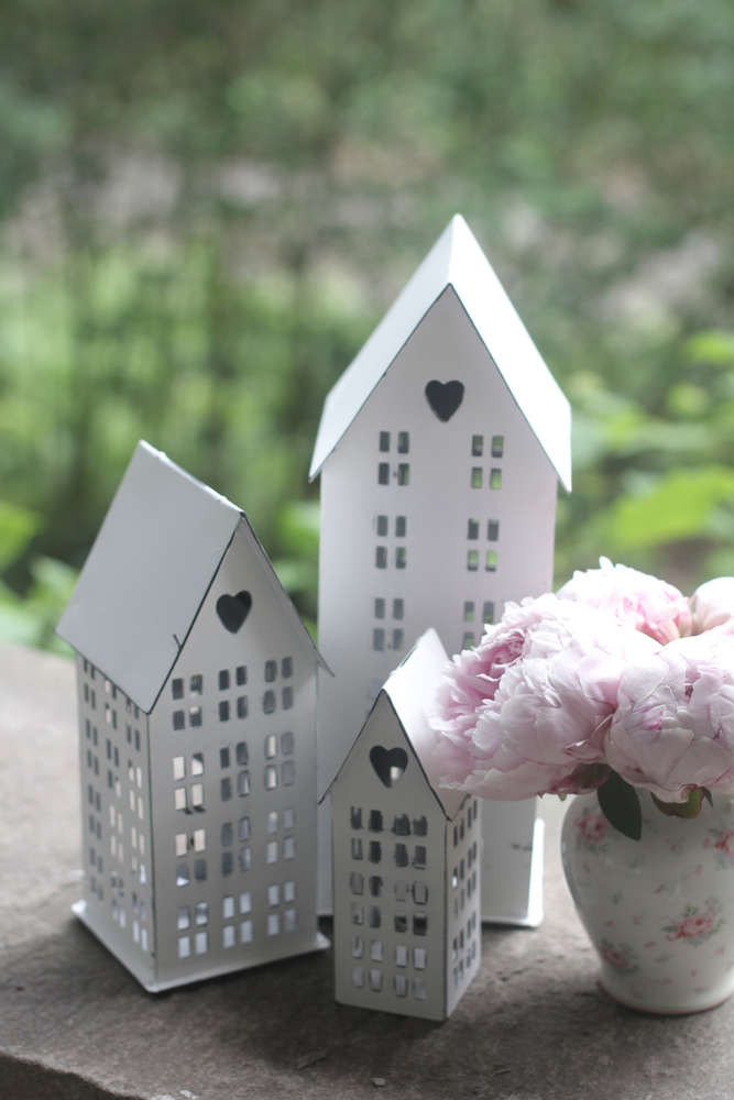 Weißes schmales Haus/ Lichthaus - 16cm