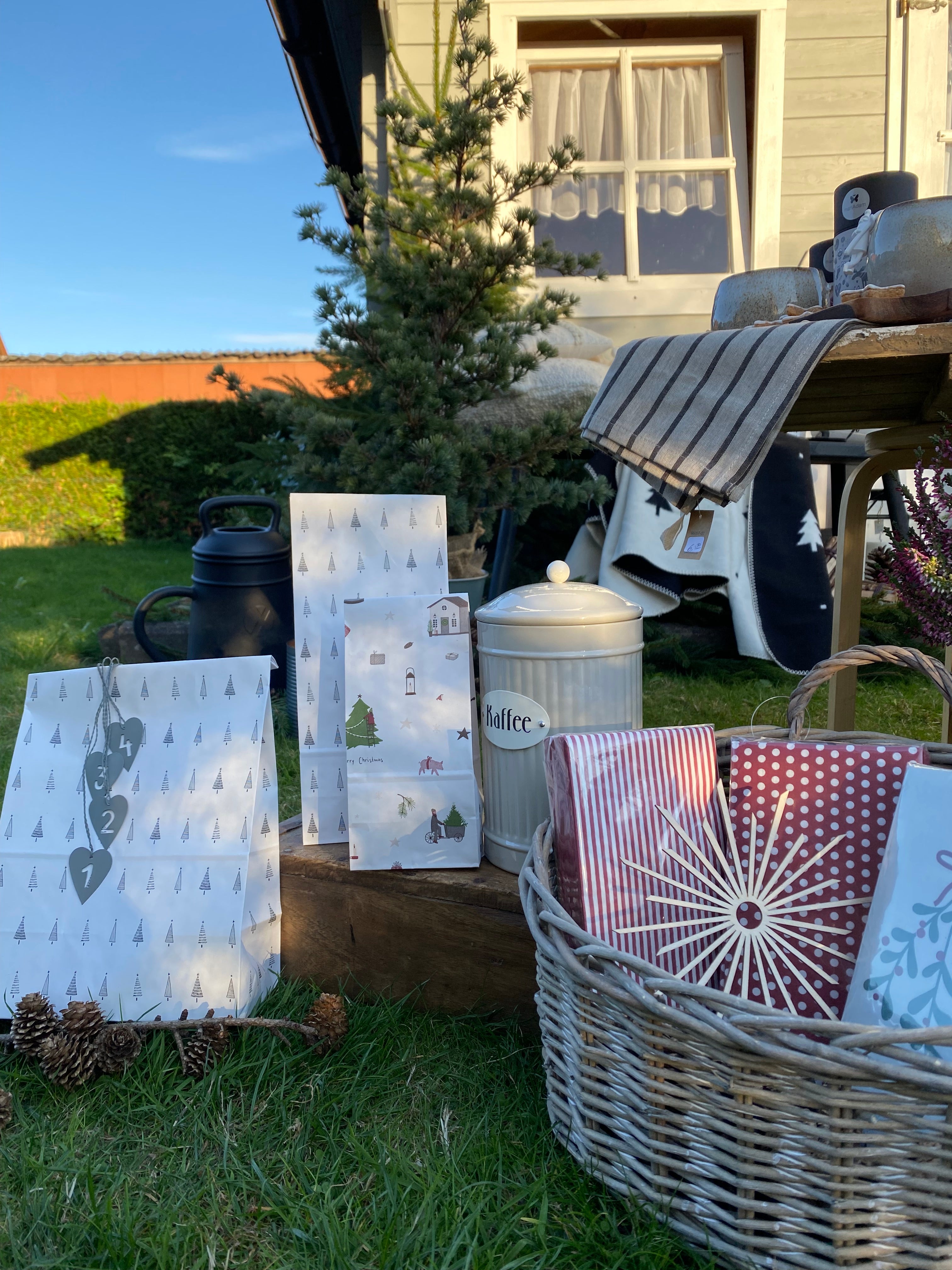 Geschenktüte/ Buntfalttüte Tannen - mittel