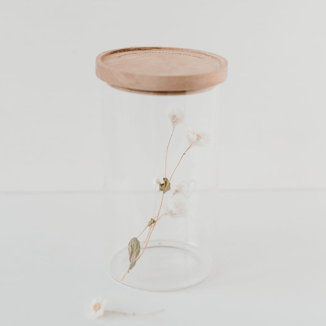 Entdecke dieses wunderschöne und praktische Vorratsglas Herz 19 cm aus Borosilikatglas mit Akazienholz Deckel.